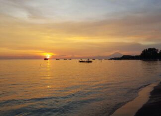 Почему я не буду жить на Бали Бали. Вид с острова Гили Эир