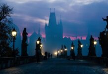 Самы интересные достопримечательности Праги Карлов Мост ранним утром