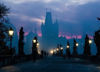 Самы интересные достопримечательности Праги Карлов Мост ранним утром