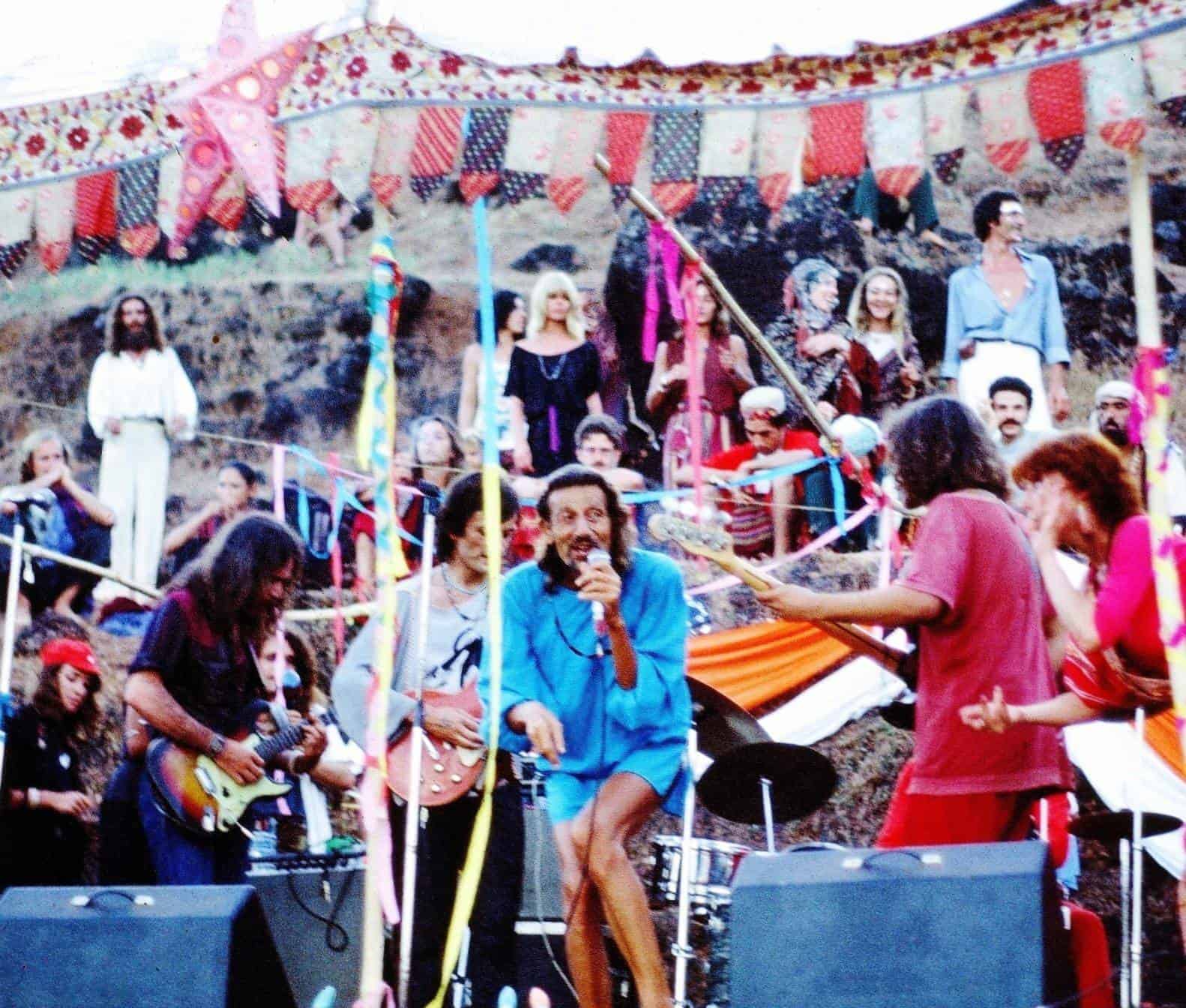 Восьмипалый Эдди (RIP) со своей группой выступают на новогодней вечеринке. Гоа, Индия. 1978 год. (Photo by Sunny Schneider).