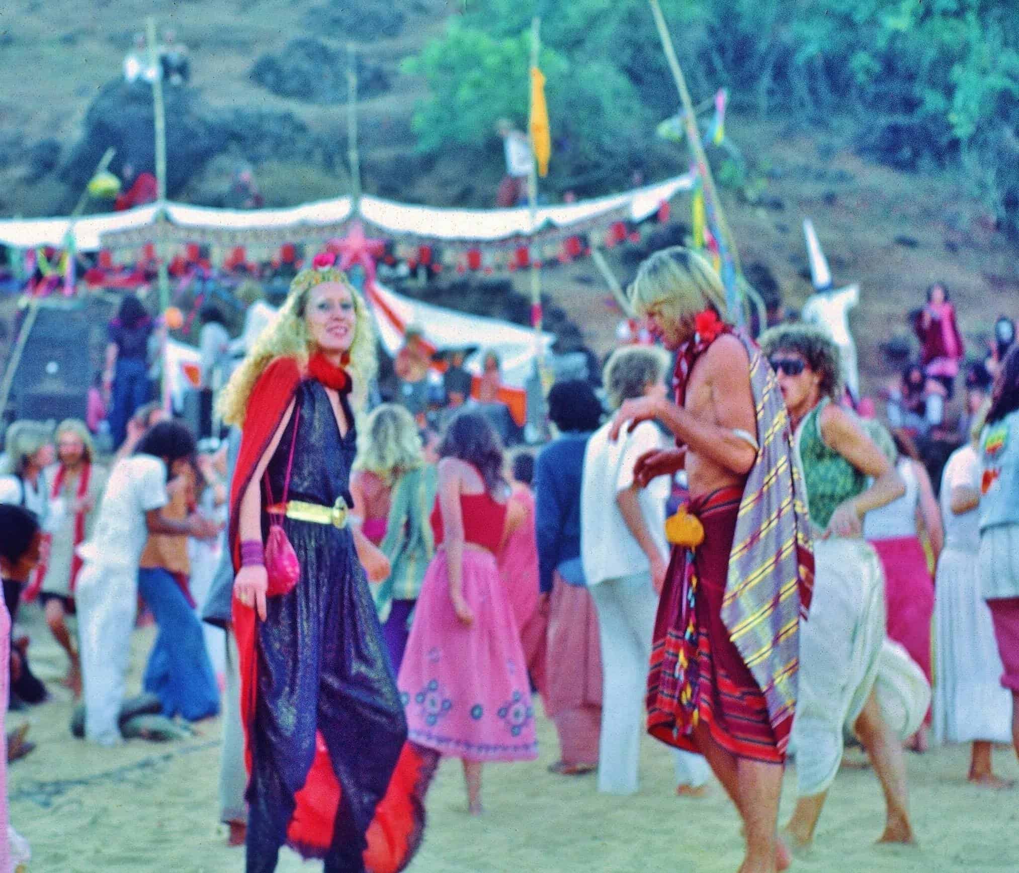 Танцы на песке в Anjuna Beach. 1970е (Photo by Sunny Schneider).