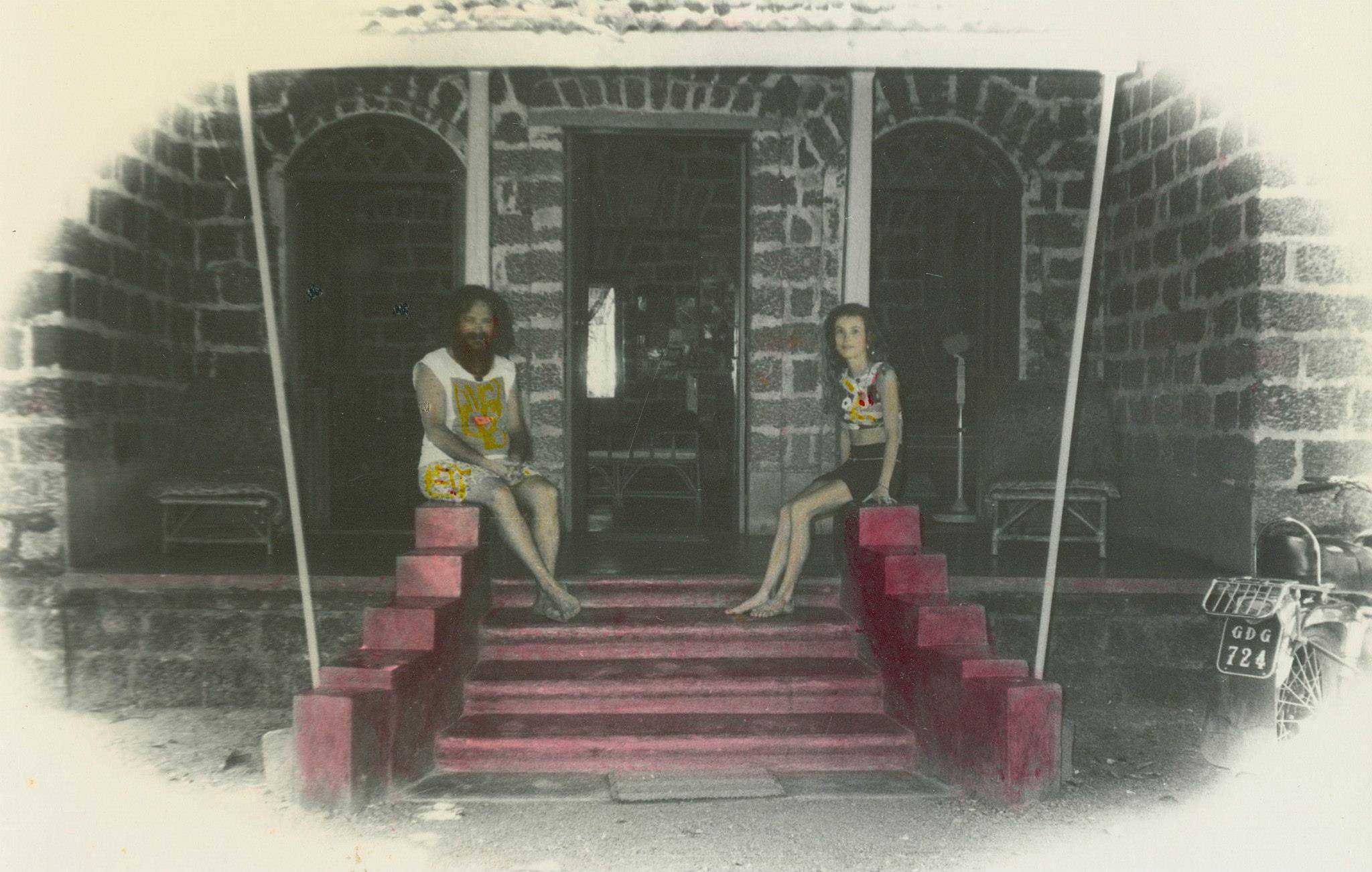 Goa Gil и Arriane в их доме в Гоа. Фото сделано в начале 1970х (Photo by Goa Gil).