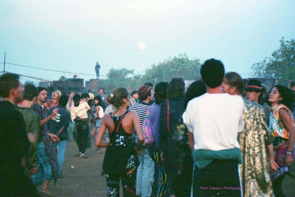 Пати на вершине Форта Чапора. Гоа, Индия. 1988 год (Photo by Piers Ciappara).