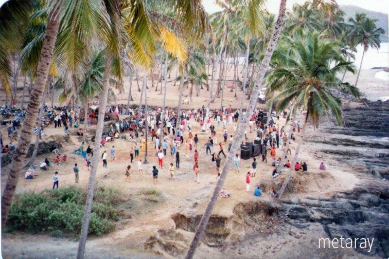 Пати перед Disco Valley, Vagator, Goa, 1988 (Photo by Ray Castle).