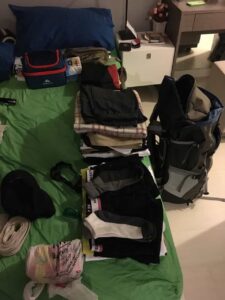 Мой рюкзак и вещи, которые я взял в трек к Эвересту