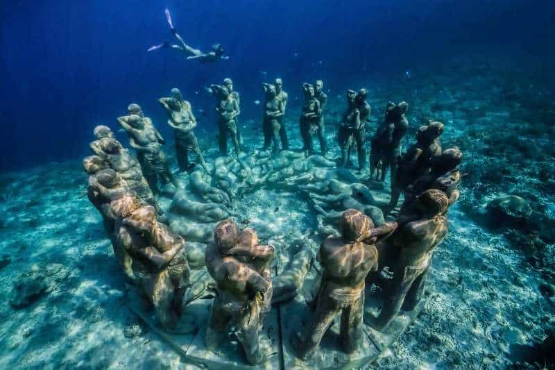 Подводная статуя "Гнездо" недалеко от Гили Мено
