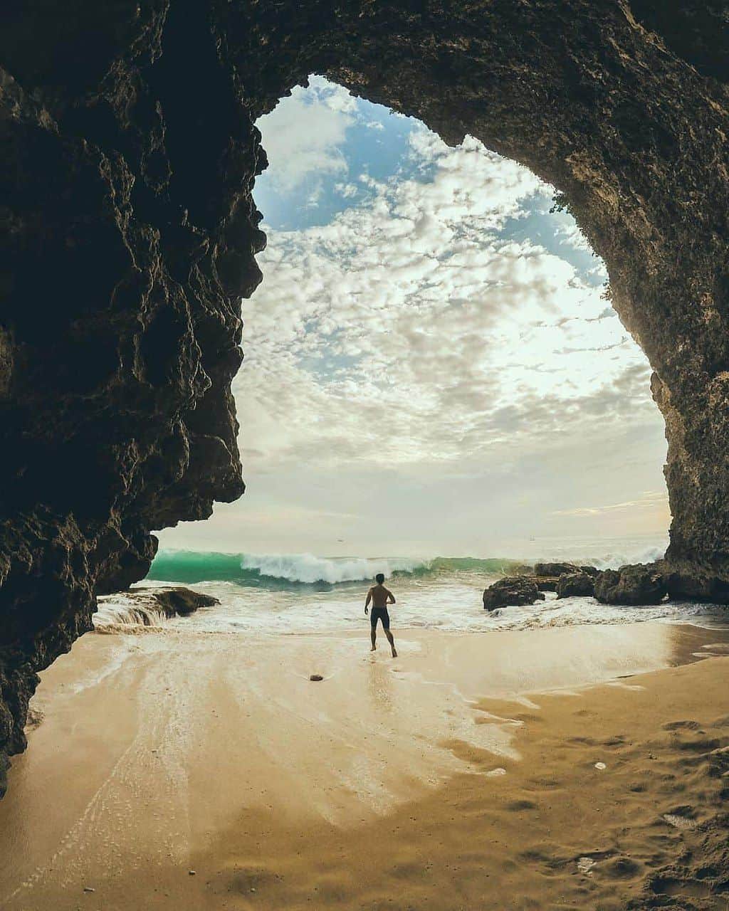 Пещера на пляже Tegal Wangi