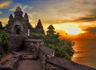 15 самых интересных достопримечательностей Бали Uluwatu Temple