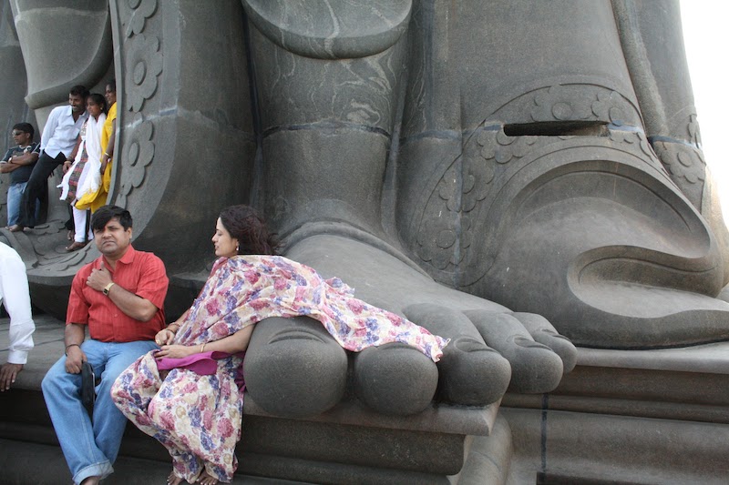 На площадке у подножия статуи Тхируваллувар