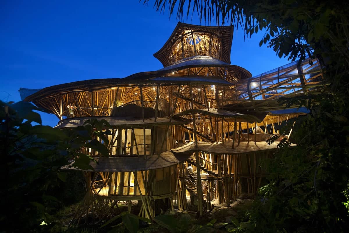 Sharma Springs - самый большой в мире отель из бамбука, который расположен на Бали