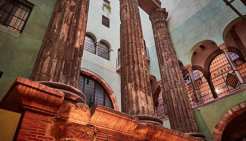 Часть храма Октавиана Августа -римские колонны, которым 2000 лет - неизвестные достопримечательности Барселоны