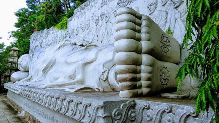 Пагода Лонгшон - Лежащий Будда