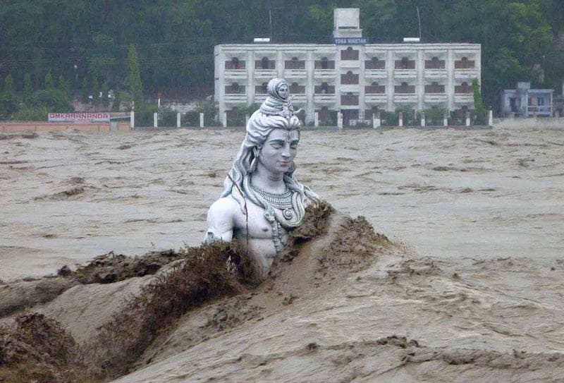 Статуя Шивы во время наводнения в 2013 году в Ришикеше