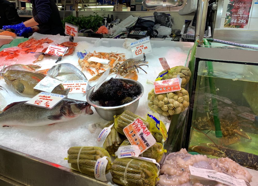 Витрина с морепродуктами на рынке Оливар