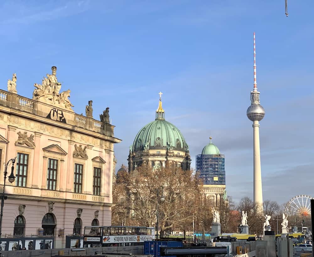 Вид на Берлинский кафедральный собор и телебашню с площади Бебельплац
