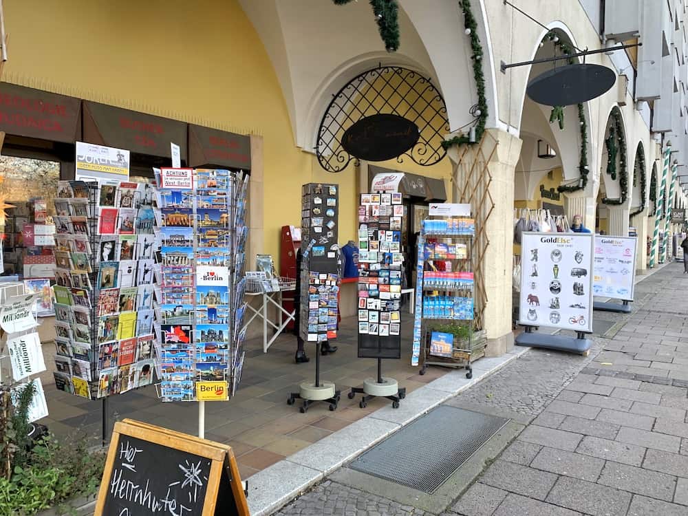 Магазины сувениров и кафе в квартале Святого Николая