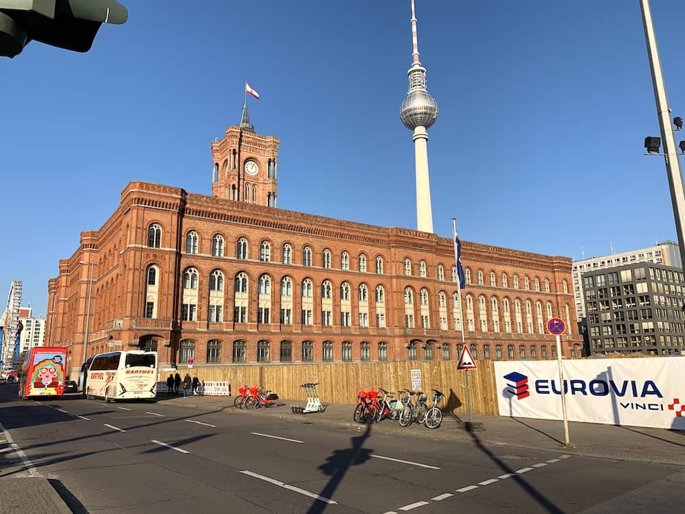 Красная ратуша на фоне Берлинской телебашни