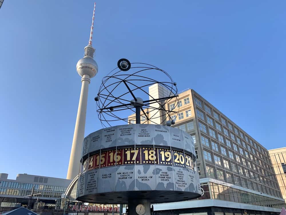 Мировые часы на фоне Берлинской телебашни