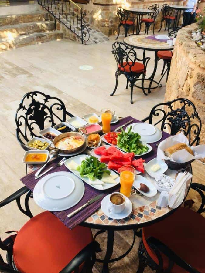 Завтрак, подаваемый в отеле White Garden