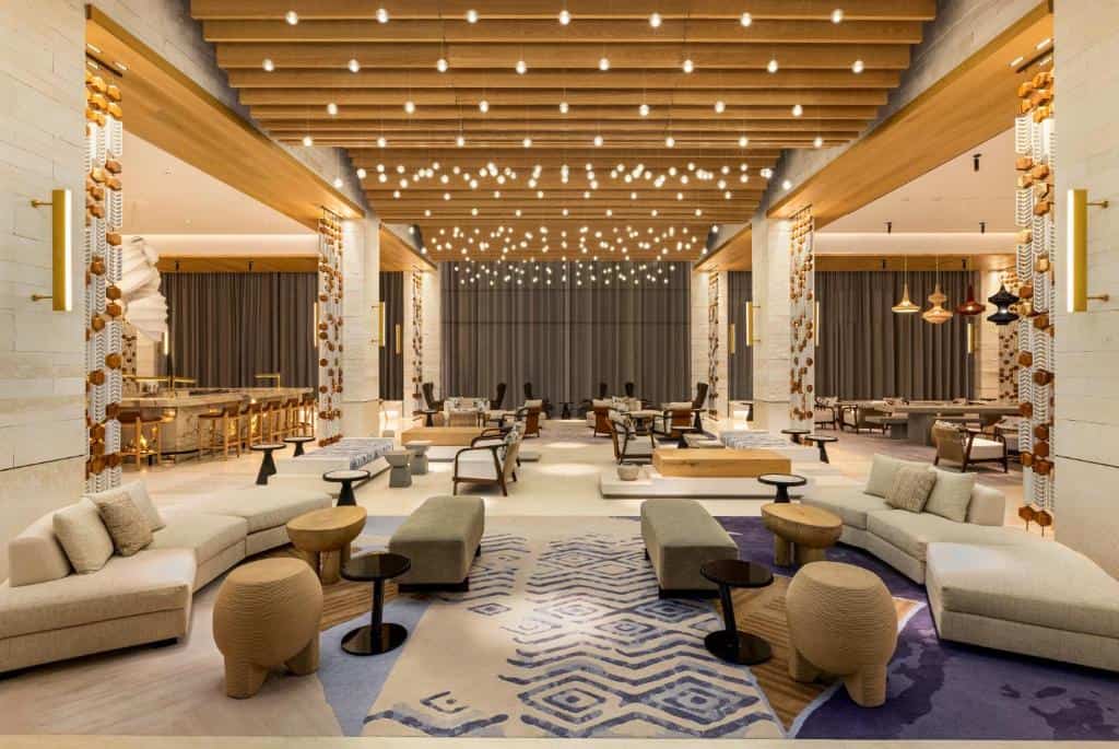 Лобби отеля Hilton Cancun