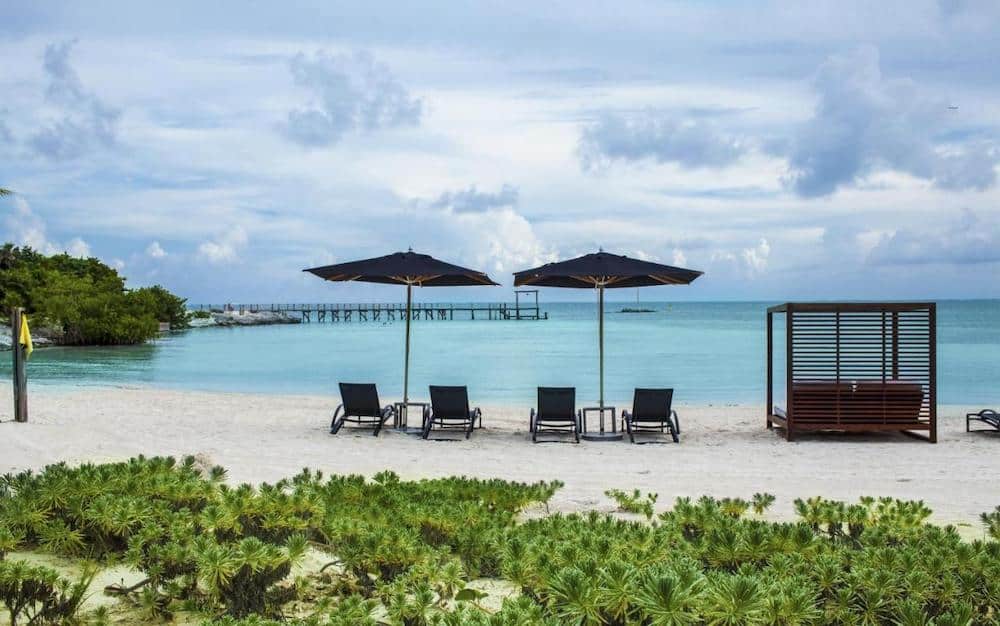 Уединение и безмятежность на пляже отеля Nizuc Resort&Spa