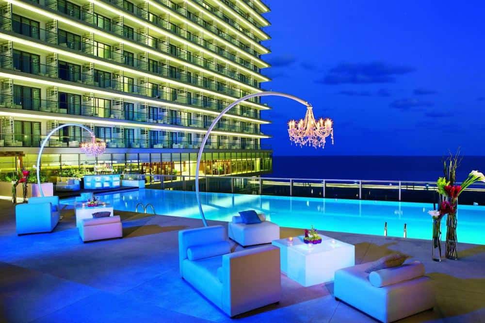 Зона отдыха у бассейна в отеле Secrets the Vine Cancun