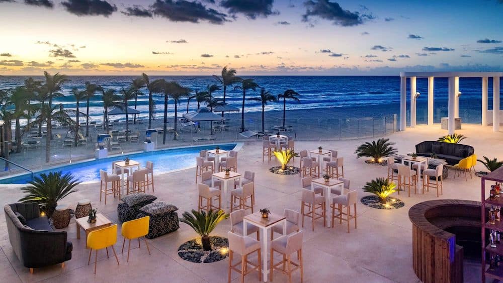 Ресторан на берегу океана в отеле Le Blanc Spa Resort Cancun