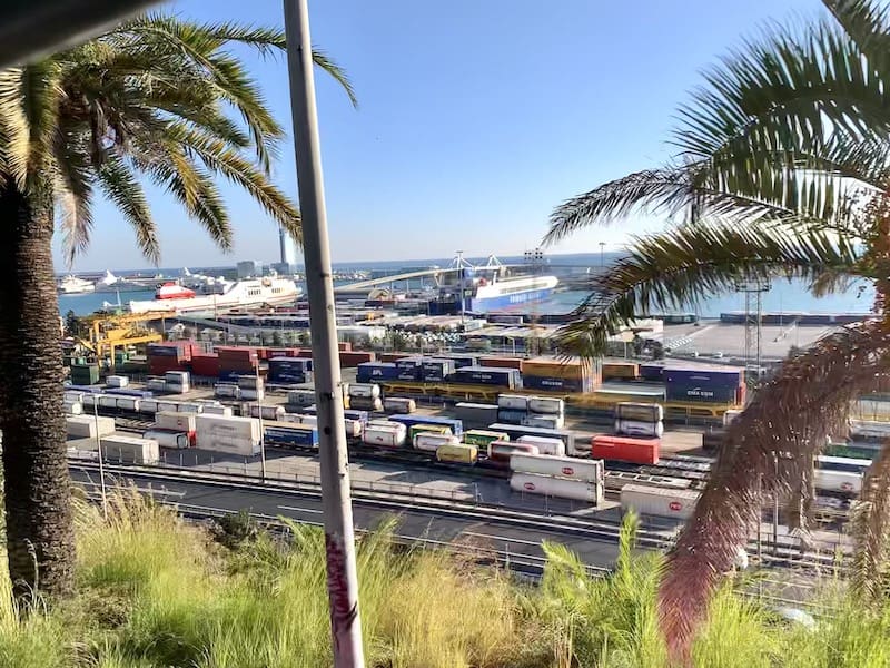 Вид на порт Барселоны из автобуса
