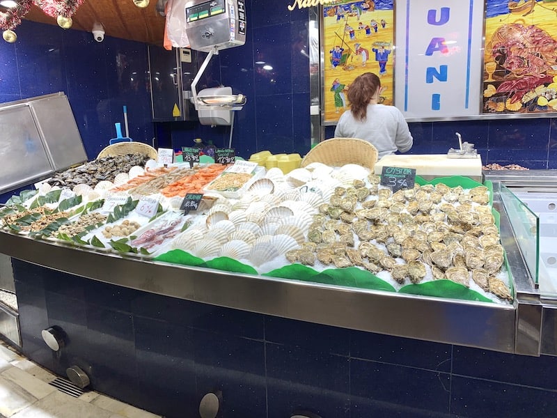 Витрина со свежайшими морепродуктами на рынке Бокерия