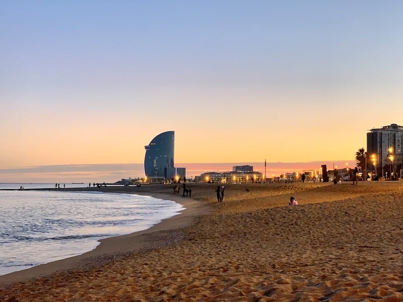 Живописный закат на пляже Барселонета