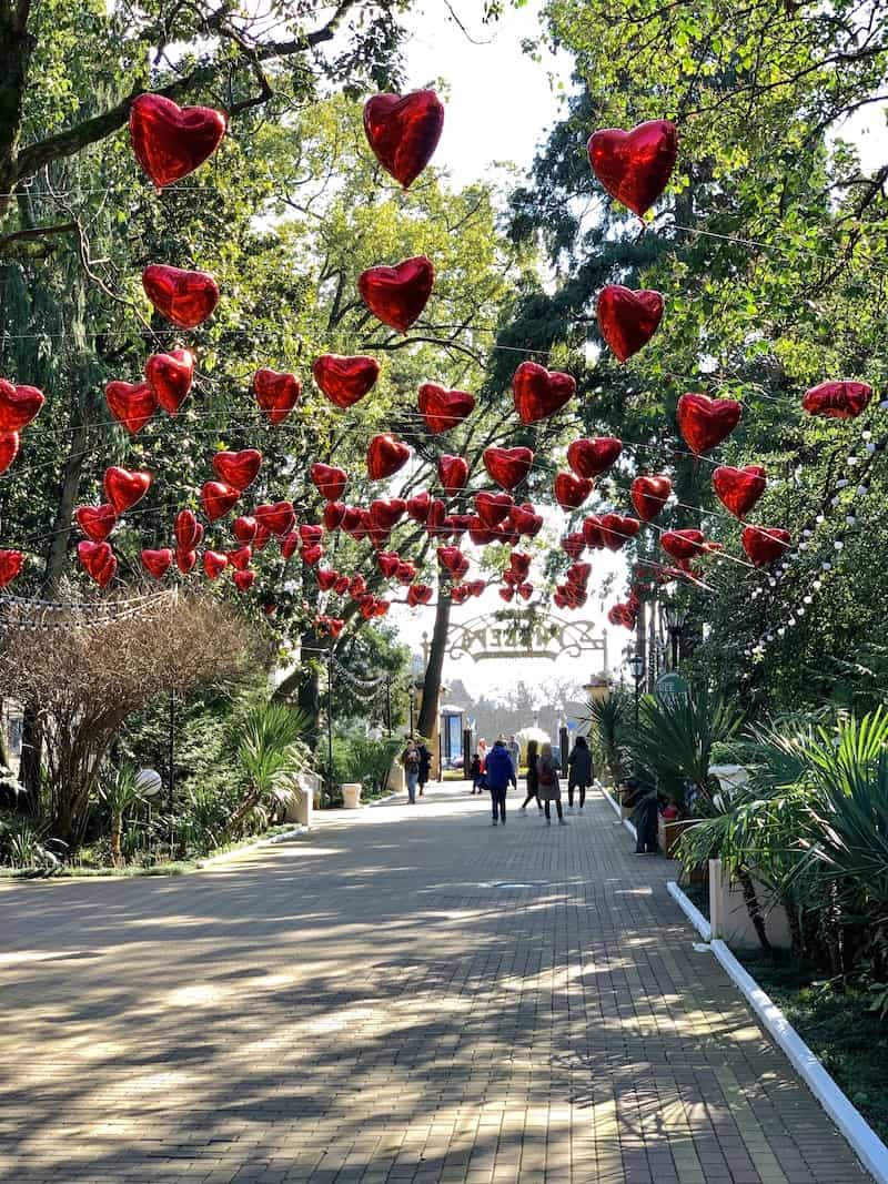 Аллея парка Ривьера, украшенная ко Дню Влюблённых