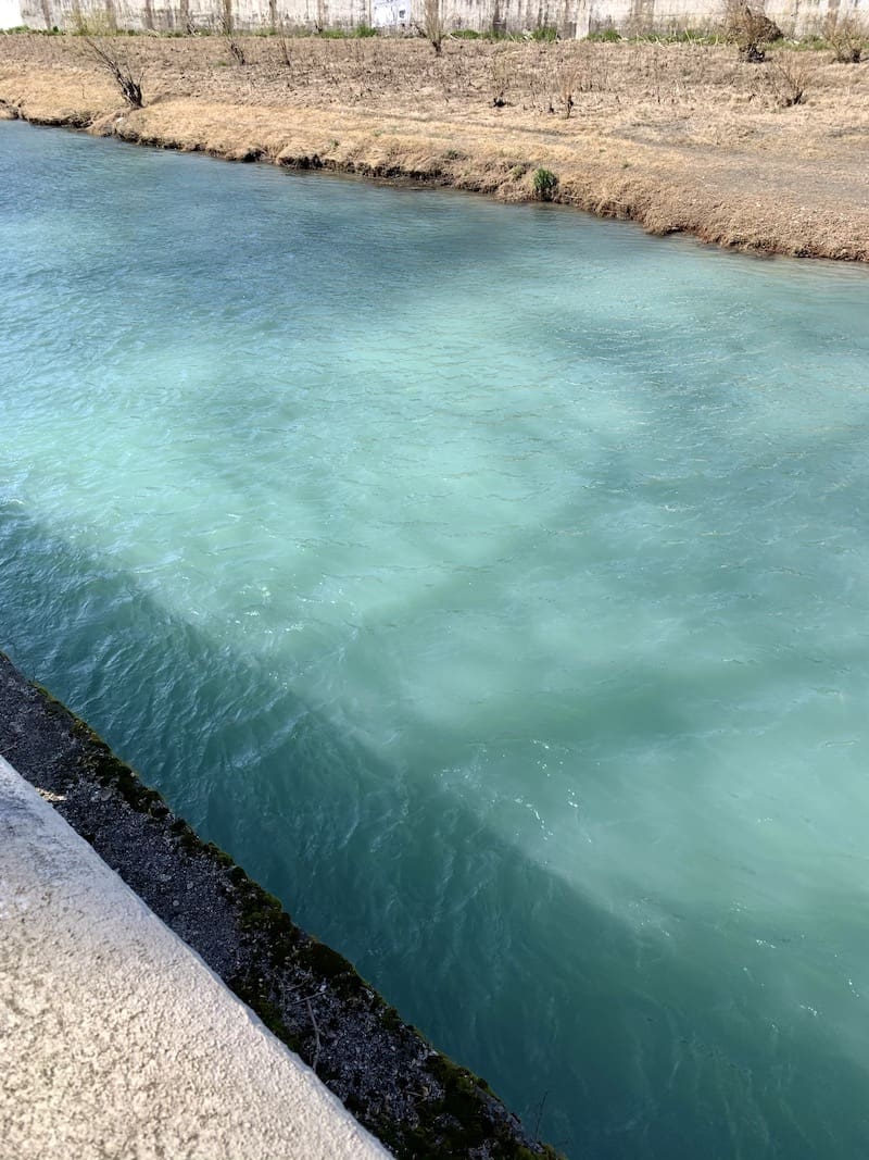 Невероятно голубая вода в реке Сочи весной