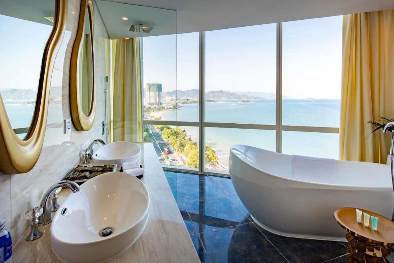 Лучшие отели Нячанга - Ванная в номере Люкс Прайм с видом на океан в Diamond Bay Hotel