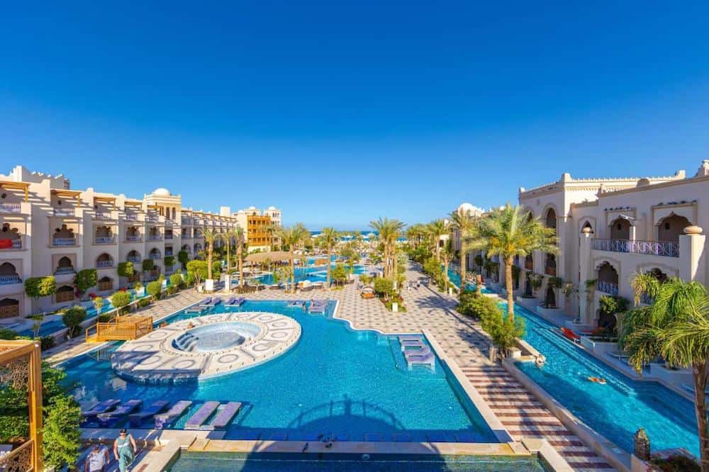 Вид на бассейн отеля The Grand Palace Hurghada